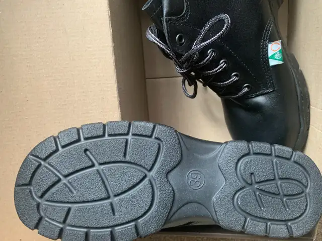 Neuves Bottes de travail  pour femme in Women's - Shoes in City of Montréal - Image 6