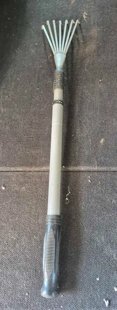 Telescopic small leaf rake. , Voir plus
