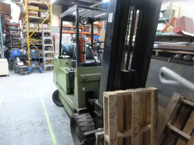 Clark fork lift 4000 lb good working condition $4000 or b/o