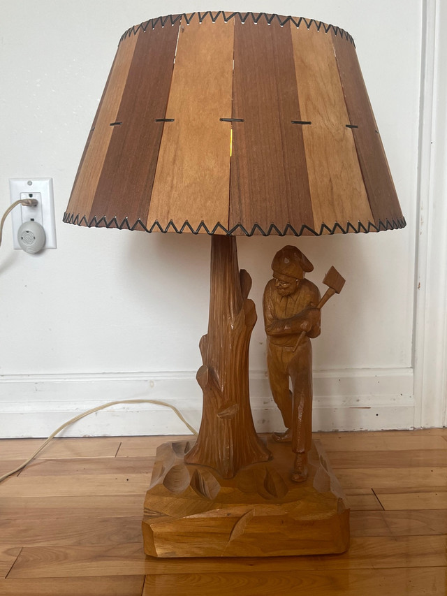 Lampe sculptée en bois dans Art et objets de collection  à Granby