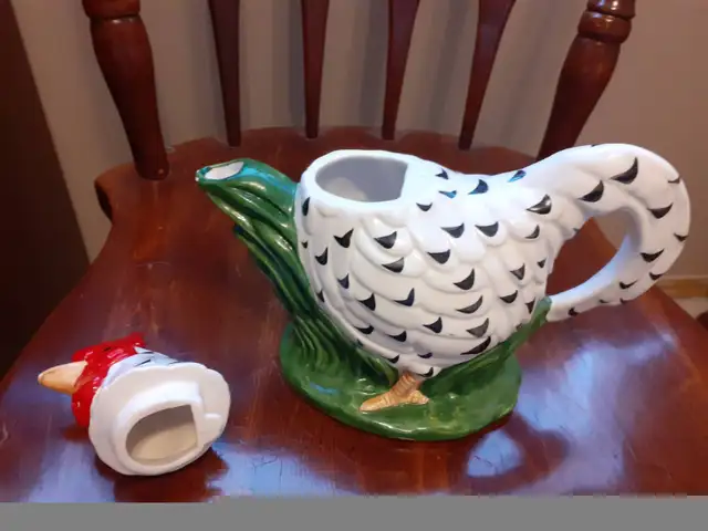 8" 10" 12" ceramic bowl, roster tea pot in Kitchen & Dining Wares in Calgary - Image 5