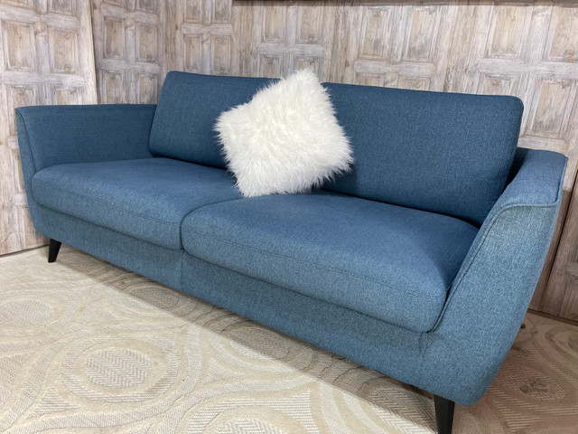 Canapé trois places en tissu couleur bleu antique ✅ dans Sofas et futons  à Ville de Montréal