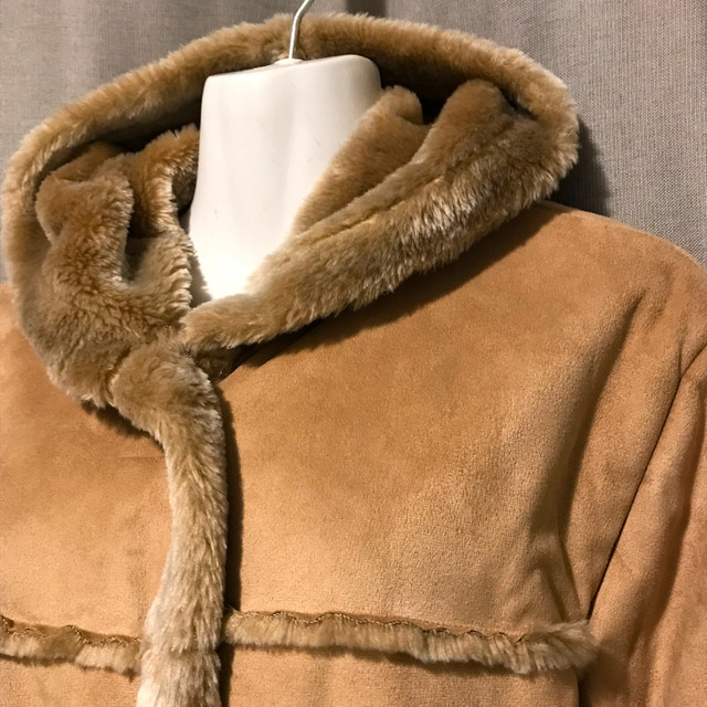 Vintage Fairweather -  Ladies  Faux Suede/Fur Coat - Size Large in Women's - Tops & Outerwear in City of Toronto - Image 4