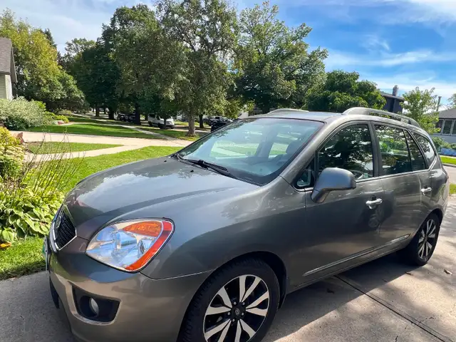 2011 Kia Rondo Ex with only 131,561 kms