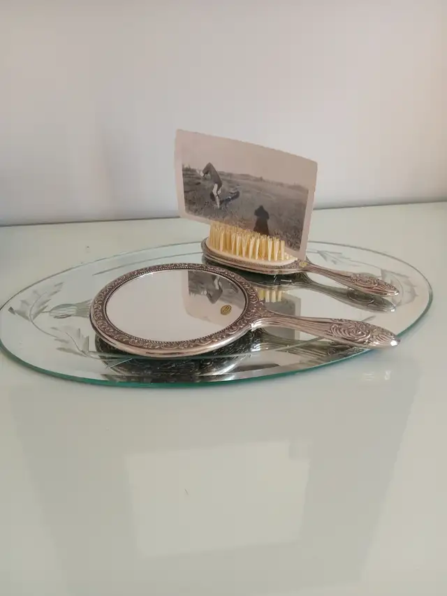 Vintage 1960s Silver-Plated Vanity Set Hand Mirror Brush in Home Décor & Accents in Calgary - Image 2