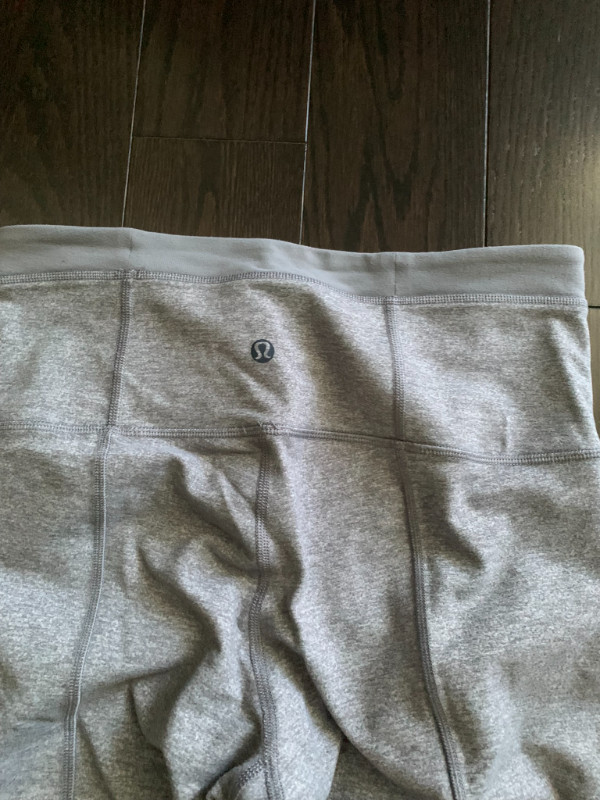 Lululemon Groove Super Crop 23" - size 6 in Women's - Bottoms in Oakville / Halton Region - Image 4