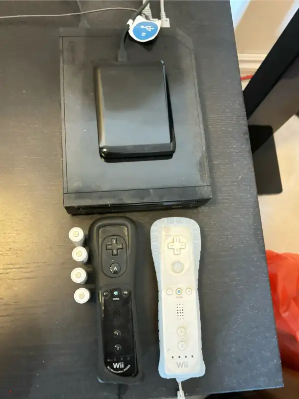 Full Tv set (TV, Wii remotes, Sound system) in General Electronics in Markham / York Region - Image 4