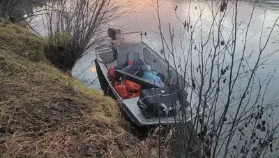 21 foot flat bottom river boat.