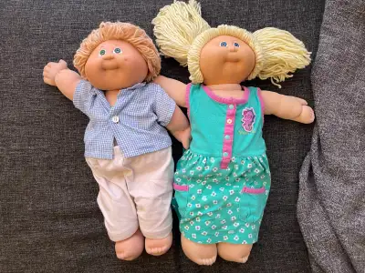 Je vends une paire de poupées Cabbage Patch Kids, chacune avec ses propres tenues uniques et ses dét...