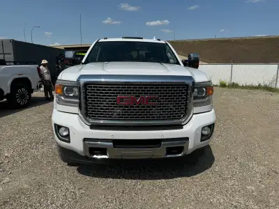 Downsizing, must sell. 2015 Denali GMC Sierra 3500 Duramax Diesel 260,000km Just invested $5000 for...