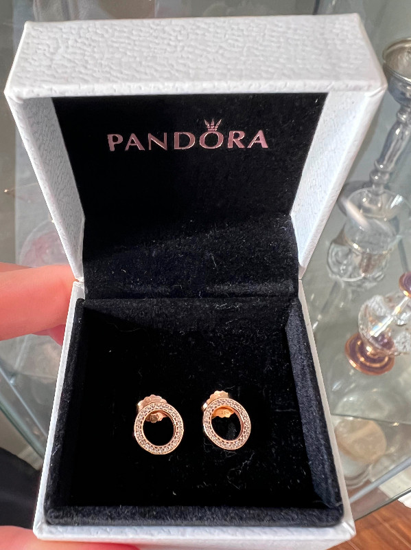 Like new Pandora earrings dans Bijoux et montres  à Longueuil/Rive Sud - Image 2