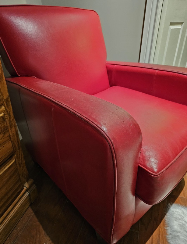 Red Vinyl Club (Accent) Chair in Chairs & Recliners in Owen Sound - Image 3