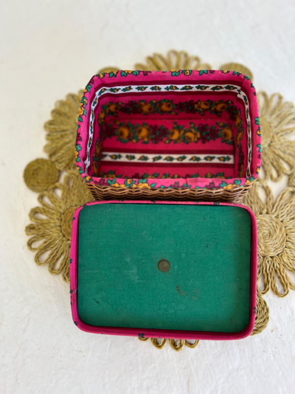 Vintage Fabric Lined Wicker Basket Box with Lid in Hobbies & Crafts in Winnipeg - Image 3