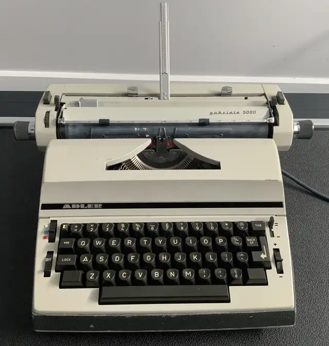 dactylo électrique Adler Gabriele 5000 in Arts & Collectibles in Laurentides - Image 2