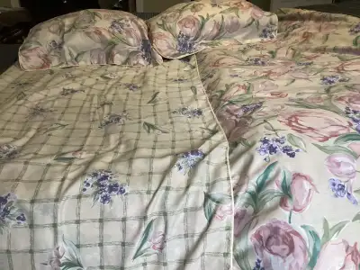 Housse à duvet/Duvet Cover - Queen Reversible/Reverse-able État neuf/excellent condition Voir mes au...