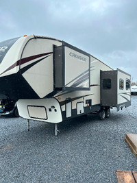 Cruise Aire 5th wheel trailer for sale