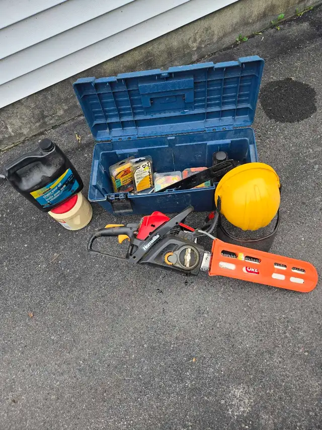 Homelite 18in chainsaw and accessorie 