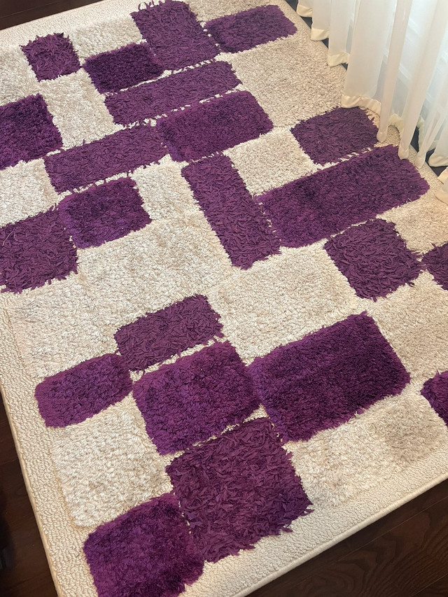 Purple and white modern carpet/rug in Rugs, Carpets & Runners in Mississauga / Peel Region - Image 2