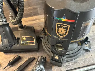 Keep your home pristine with this pre-owned Rainbow E-Series cleaning system, a powerful water-based...