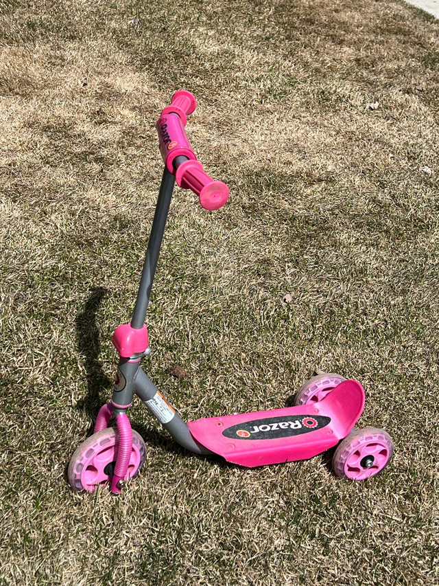 3 Wheeled Scooter for Kids - 2-in-1 Sit/Stand Child Toddlers Toy in Toys & Games in Calgary