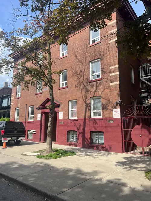 2 BEDROOM FRESHLY PAINTED CLEAN AND SPACIOUS FOR 2 PEOPLE APT G ON THE 3RD FLOOR PICTURES ARE JUST S...