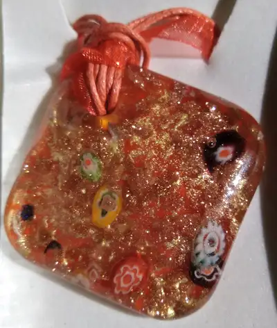 Pendentif rouge carré acrylique Italie, View more