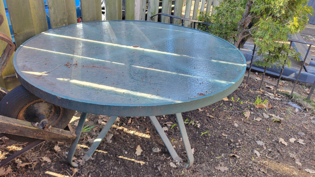 Patio table 4' 6" tempered glass in Patio & Garden Furniture in City of Toronto