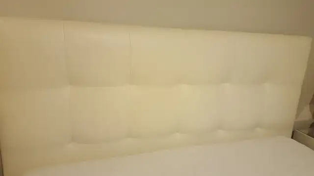 Queen Size Bed Frame/ Cadre de lit grandeur Queen in Beds & Mattresses in City of Montréal - Image 3