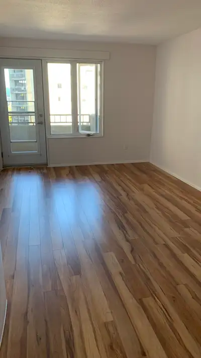 Bail à céder, électricité cuisinière réfrigérateur compris. Libre.