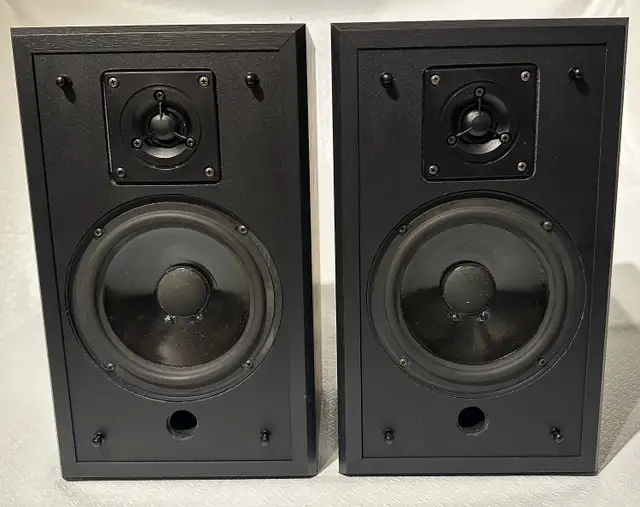 Polk Audio Vintage Bookshelf Speakers (2) With Stands in Speakers in Oakville / Halton Region - Image 2