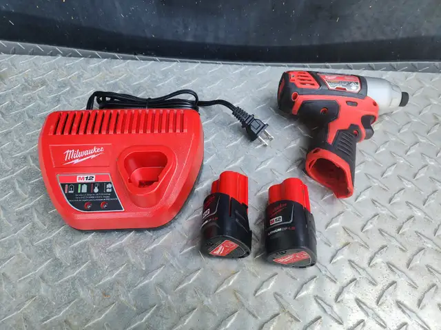 Milwaukee Tool M12 12-Volt Lithium-Ion Cordless 1/4" Hex Screw in Power Tools in Windsor Region - Image 5