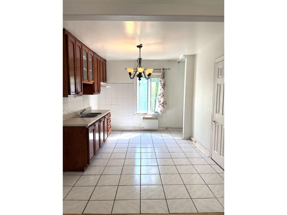 41/2 apartment at 2nd floor for rent (50 meters to metro monk) 4