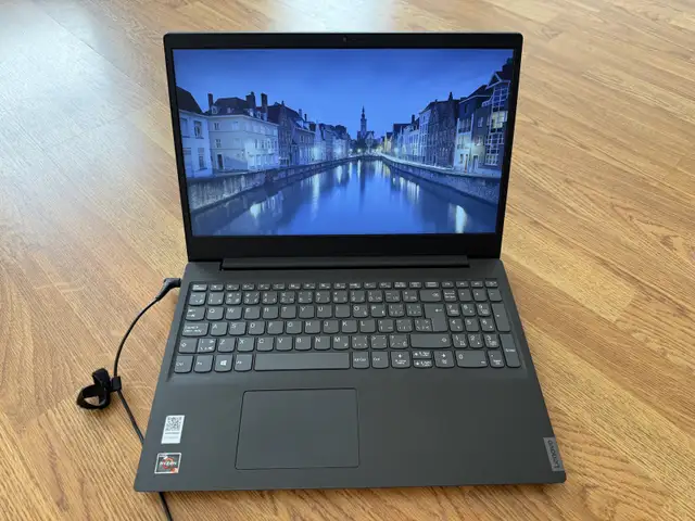 Lenovo ideapad s145 256gb ssd amd ryzen 3 perfect laptop in Laptops in City of Toronto - Image 2