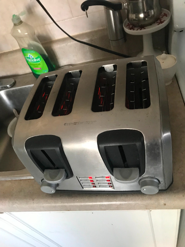 Black & Decker 4 slice toaster (LIKE NEW) $20 in Other in City of Toronto - Image 3