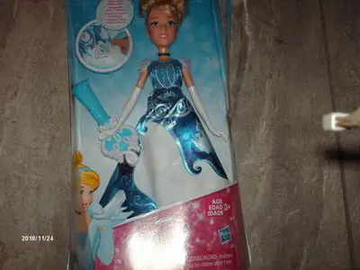 NEUVE DANS SON EMBALLAGE PASSE LE PINCEAU MAGIQUE SUR LA JUPE ET L'HISTOIRE APPARAIT 514-927-7083