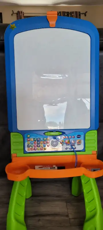 C'est un tableau effaçable à sec, un tableau pour craie à l'arrière(il se retourne pour l'utilisatio...