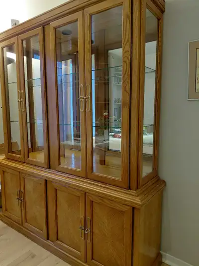 Vaissellier en bois avec tablettes de vitre et miroir, View more