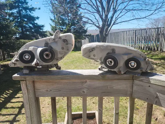 Toyota Matrix Used Headlights in Auto Body Parts in Trenton - Image 5