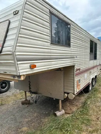 1989 companion fifth wheel. 24 foot sleeps 6 every thing works (never used the furnace was told it w...