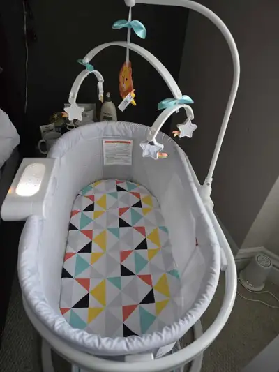 Like New - used less than 10 times. This Fisher-Price Soothing Motions Bassinet is designed to help...