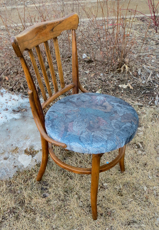 SET of 3 ANTIQUE BENTWOOD THONET KITCHEN SIDE CHAIRS in Chairs & Recliners in Saskatoon - Image 3