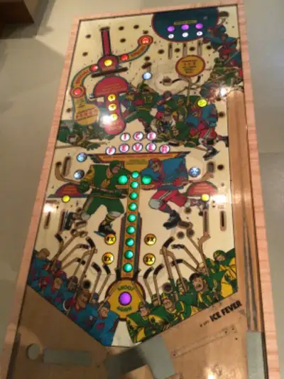 TABLE À CAFÉ 43 ¨ X 21 ¨ PAR 19 DE HAUT FAIT AVEC PLAYFIELD DE PINBALL GOTTLIEB DE 1985 ICE FEVER ....