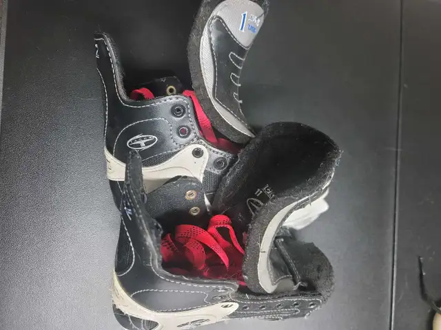 kid's hockey skates in Skates & Blades in Barrie - Image 3