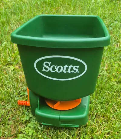 This Scotts handheld spreader is in great, lightly-preowned condition, offering an easy way to distr...