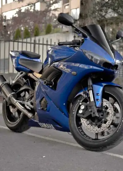 Selling my motorcycle R600 Delta box 3 in good condition I only use 2 years Is in good condition cha...