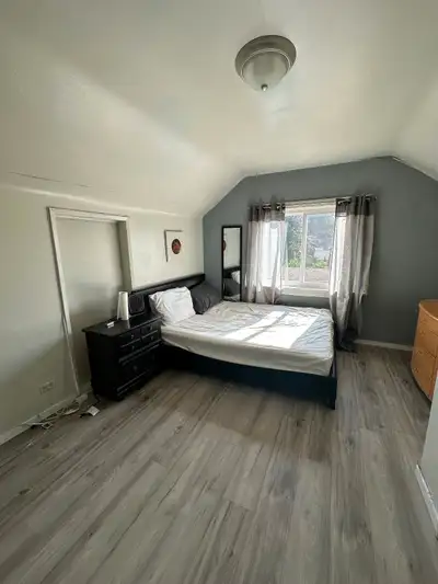 Hi everyone! I’m looking for a female roommate to join our 5 bedroom, 2 bath house in Grandview High...