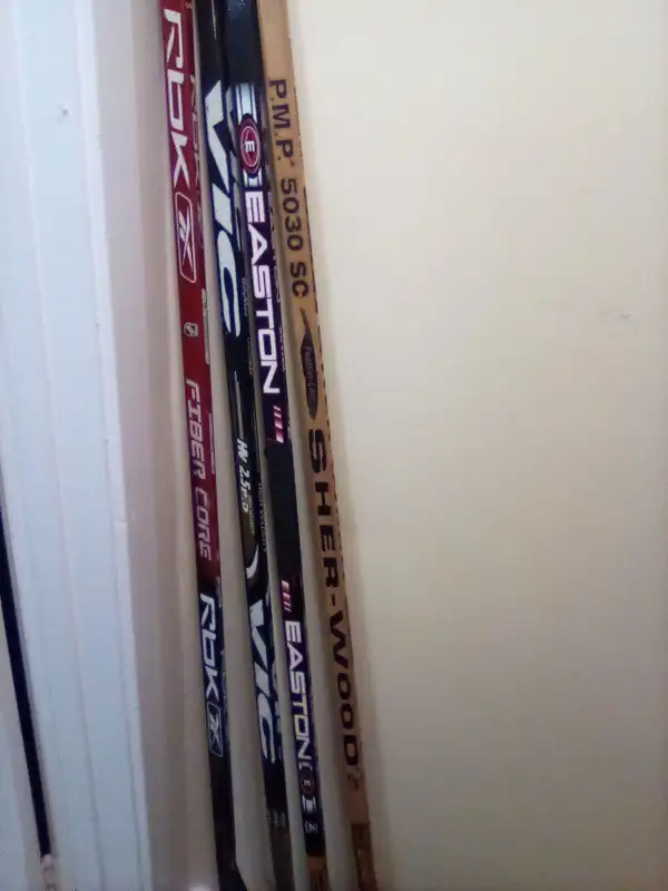 Senior Left Handed Hockey Stick Lot in Hockey in Kawartha Lakes - Image 2