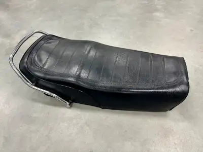 un banc en bonne condition sauf une petite ouverture à recoudre mon homme entretien très bien ses vé...