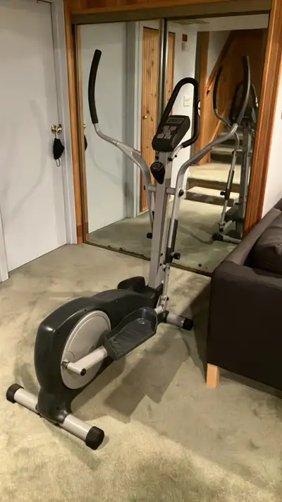 Battery operated display unit. Does not require a power outlet. Manual tension adjustment. Can be us...