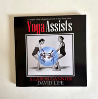 Livre "Yoga Assists" par Sharon Gannon et David Life